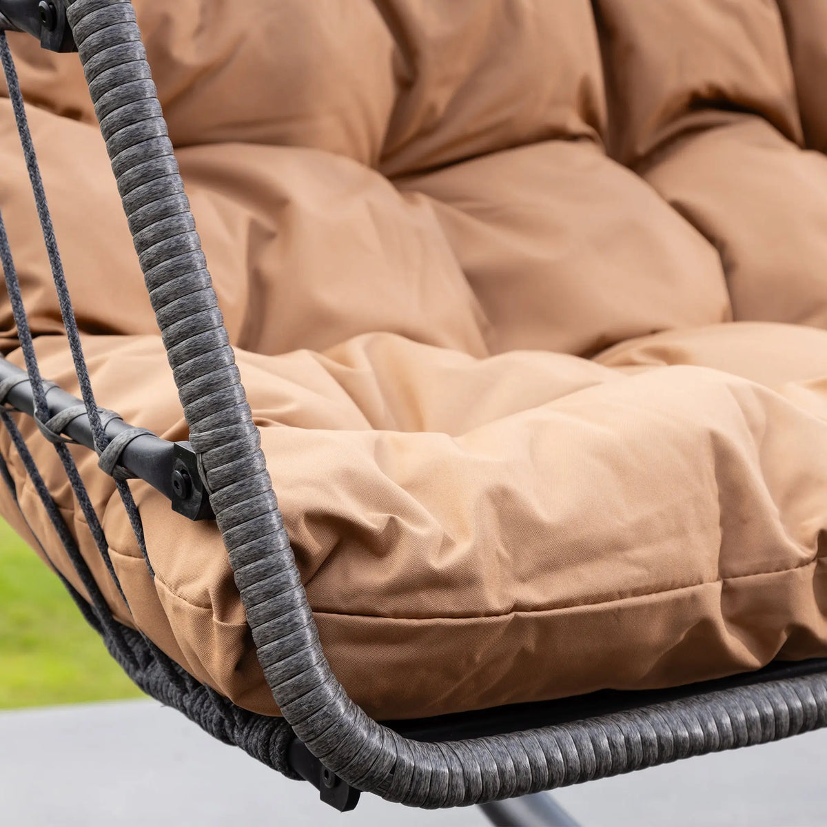Fauteuil suspendu finition naturelle marron et gris sur pied noir | Maldives My Store