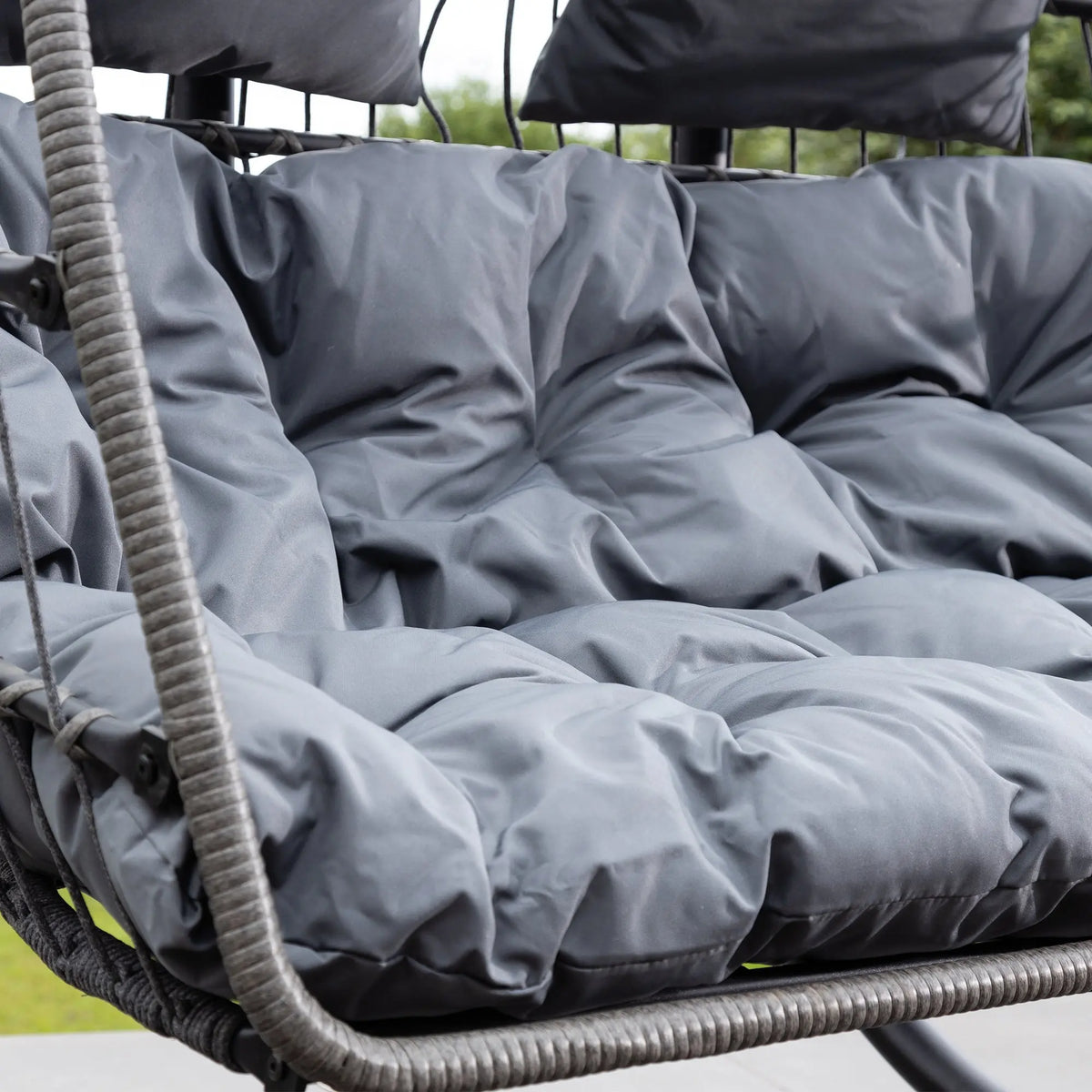 Fauteuil suspendu finition naturelle gris foncé et gris sur pied noir | Maldives My Store