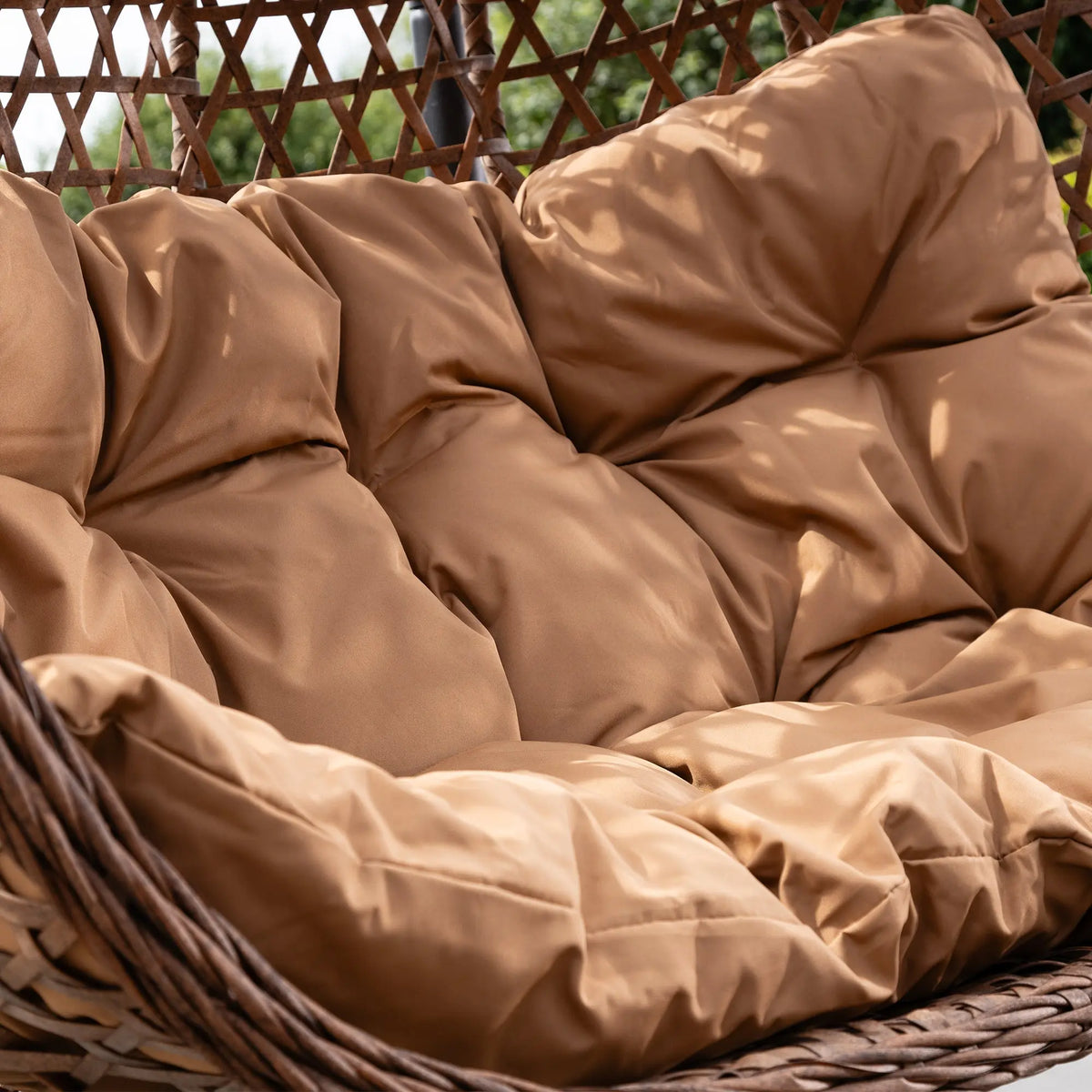 Fauteuil suspendu finition naturelle marron sur pied noir | Capri My Store
