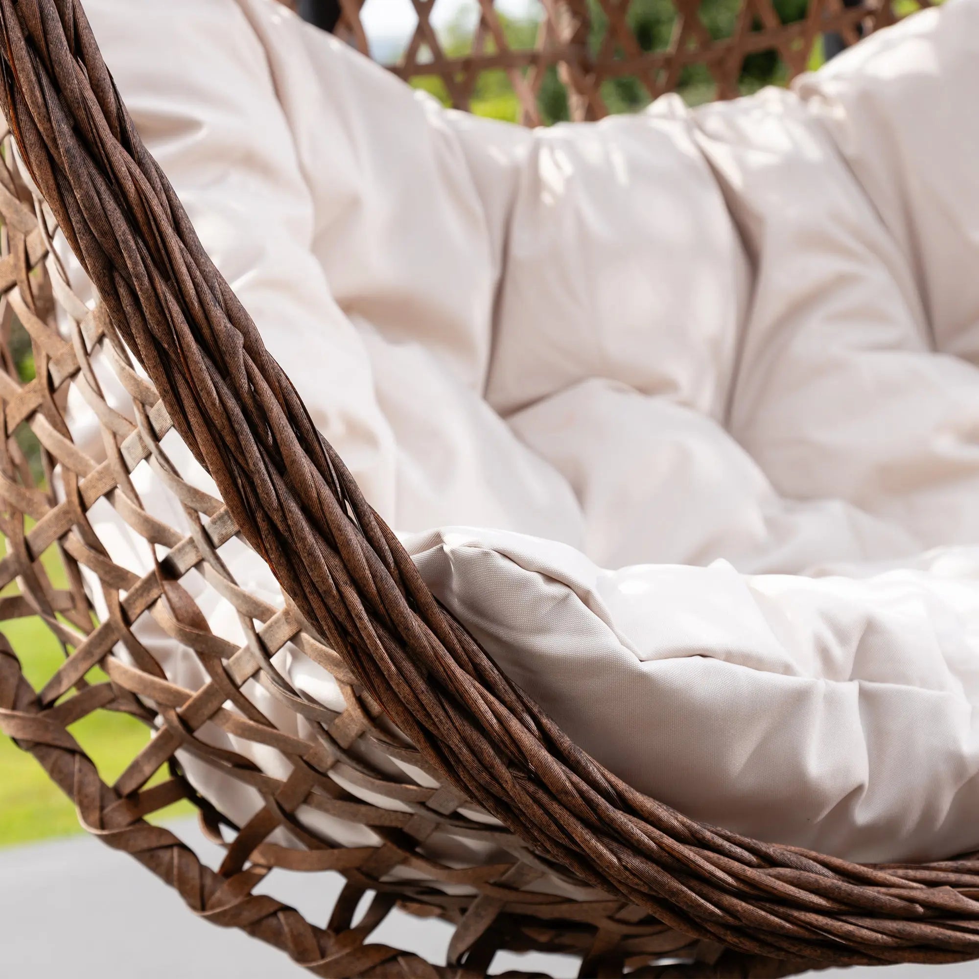 Fauteuil suspendu finition naturelle crème et marron sur pied noir | Capri My Store Image