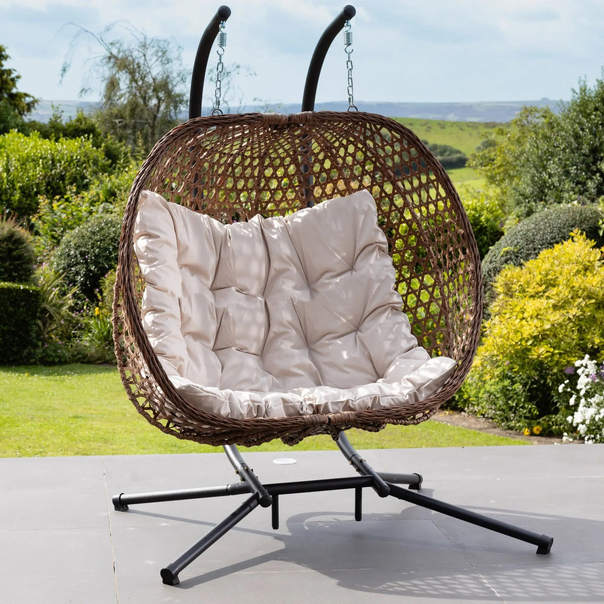 Fauteuil suspendu finition naturelle crème et marron sur pied noir | Capri My Store