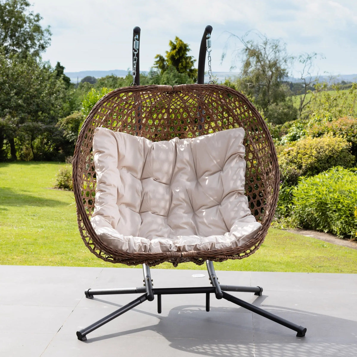 Fauteuil suspendu finition naturelle crème et marron sur pied noir | Capri My Store