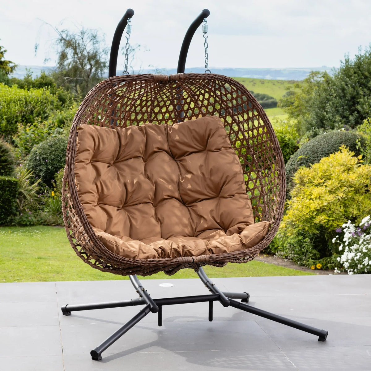 Fauteuil suspendu finition naturelle marron sur pied noir | Capri My Store