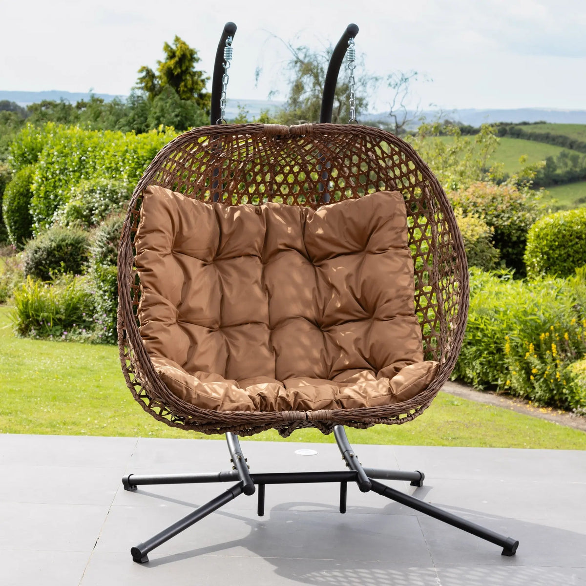 Fauteuil suspendu finition naturelle marron sur pied noir | Capri My Store