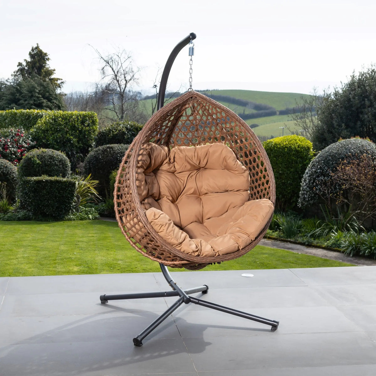 Fauteuil suspendu finition naturelle marron sur pied noir | Phuket My Store
