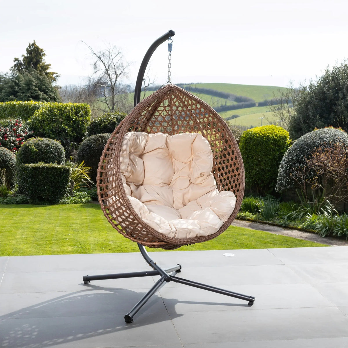 Fauteuil suspendu finition naturelle blanc crème et marron sur pied noir | Phuket My Store