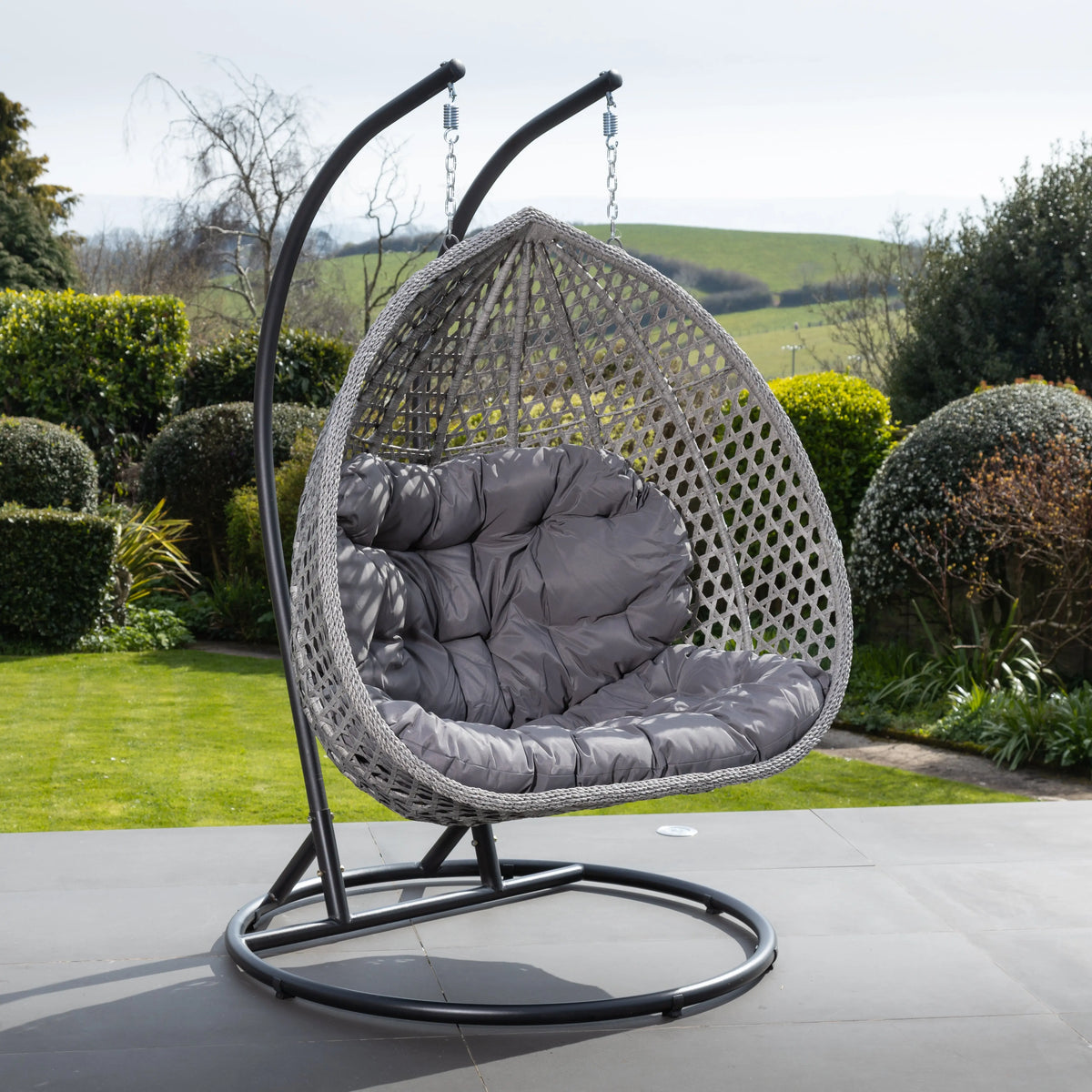 Fauteuil suspendu finition naturelle gris foncé et gris sur pied noir | Bali My Store