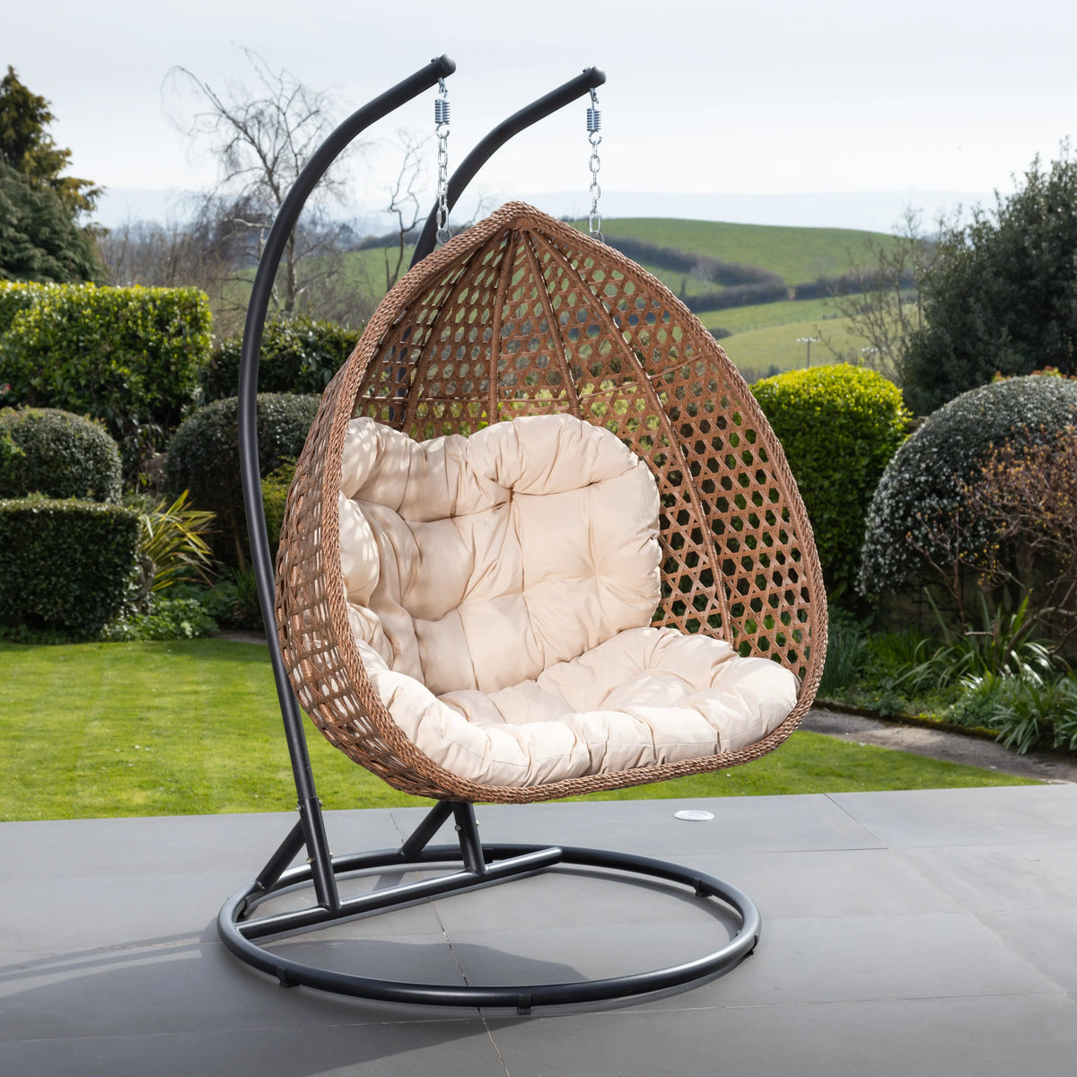 Fauteuil suspendu finition naturelle blanc crème et marron sur pied noir | Bali My Store