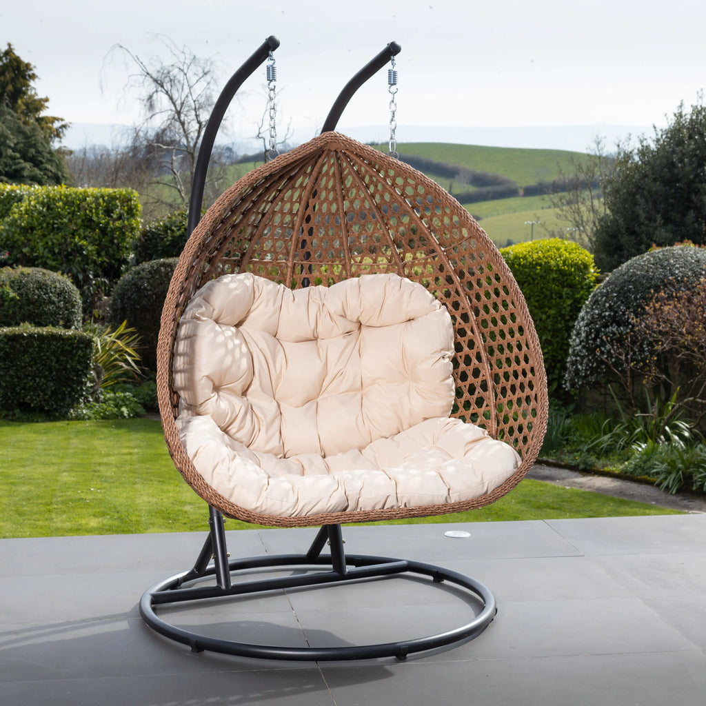 Fauteuil suspendu finition naturelle blanc crème et marron sur pied noir | Bali My Store