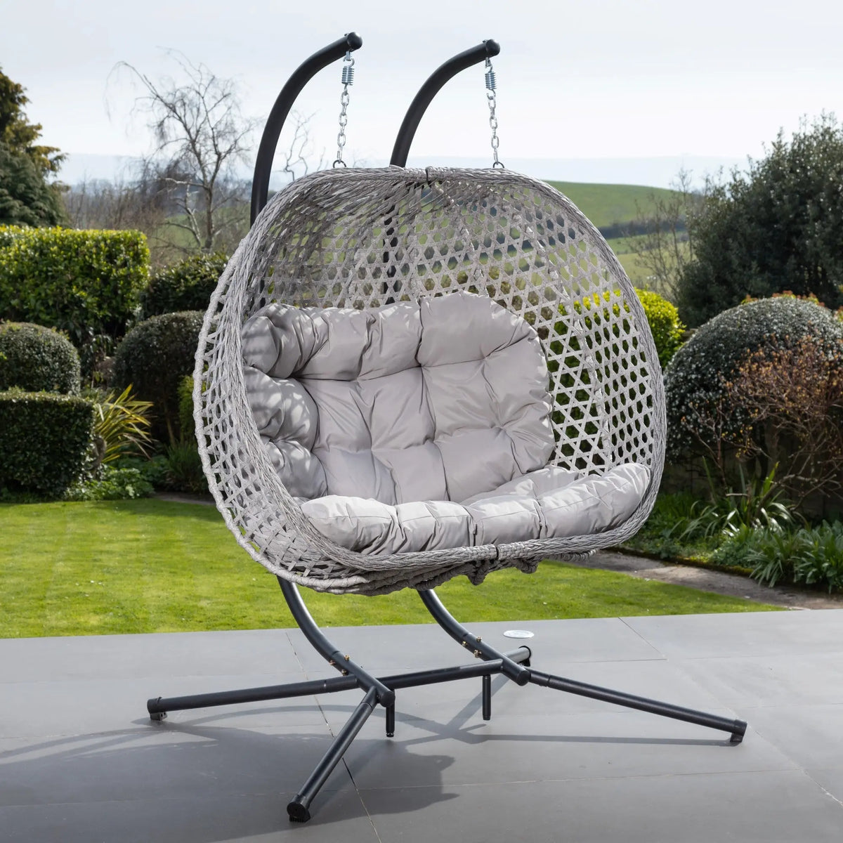 Fauteuil suspendu finition naturelle argent sur pied noir | Capri My Store