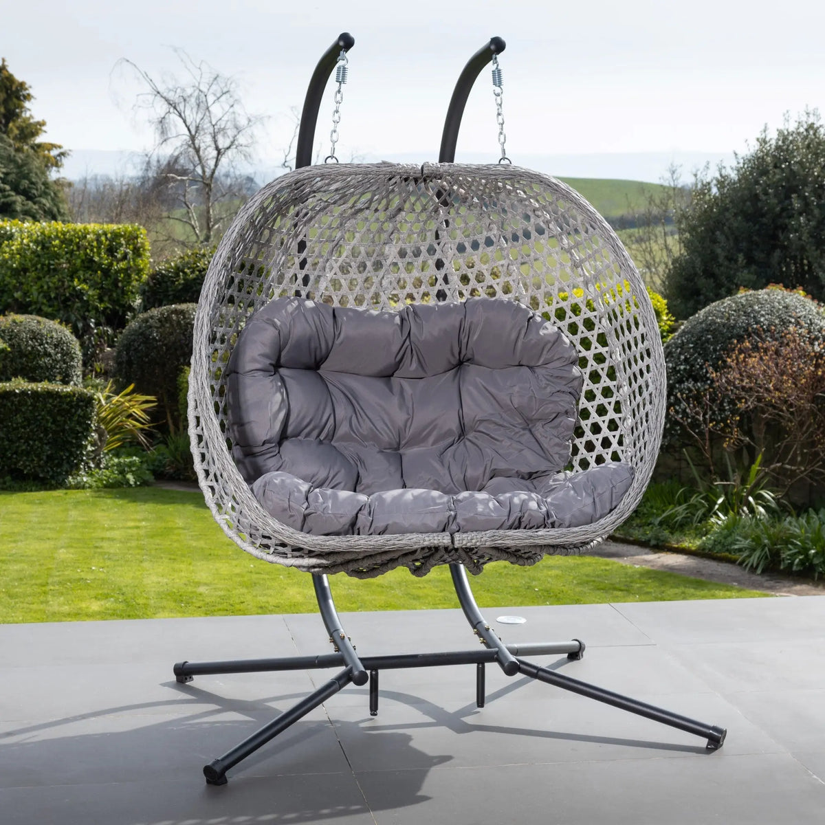 Fauteuil suspendu finition naturelle gris foncé et argent sur pied noir | Capri My Store