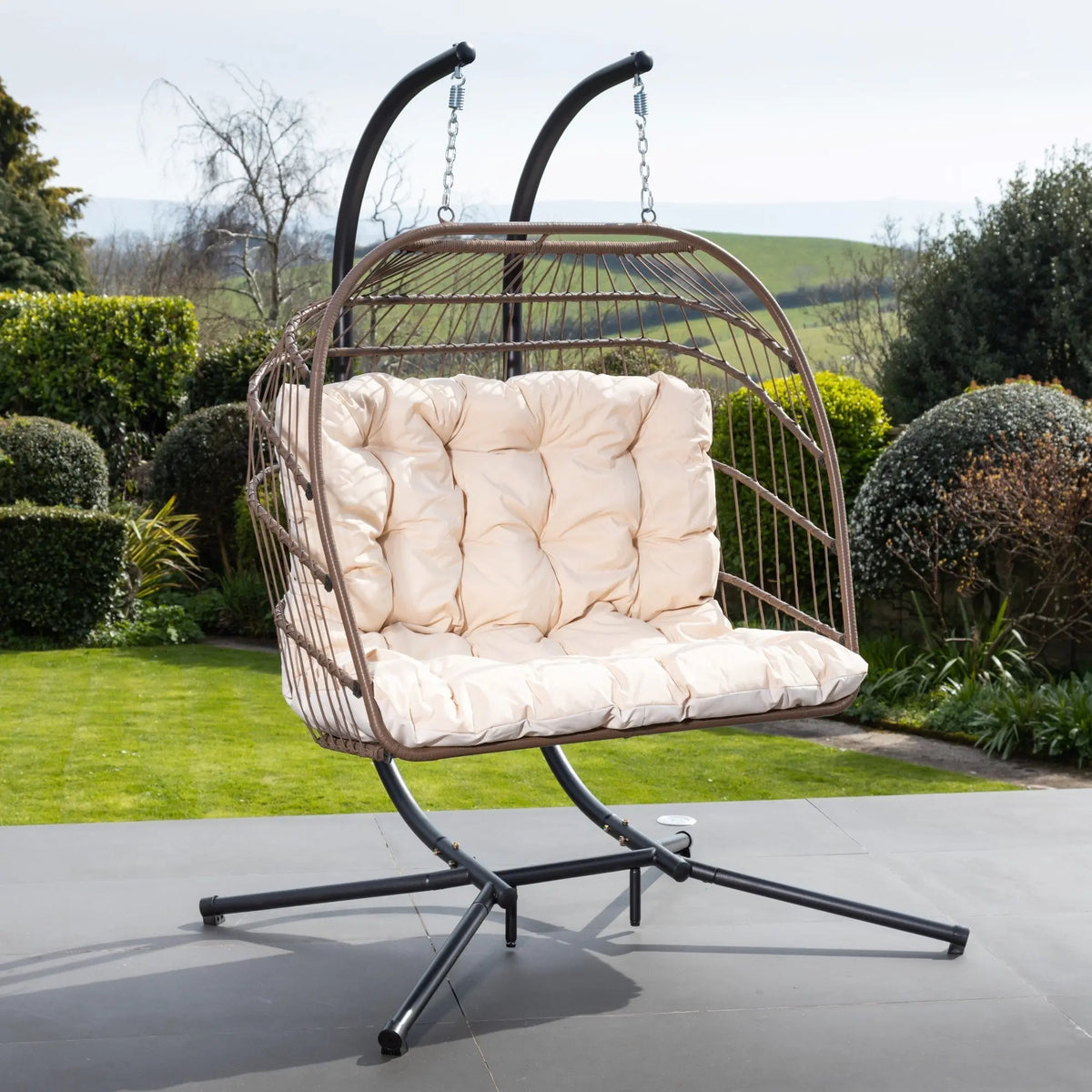 Fauteuil suspendu finition naturelle blanc crème et marron sur pied noir | Maldives My Store