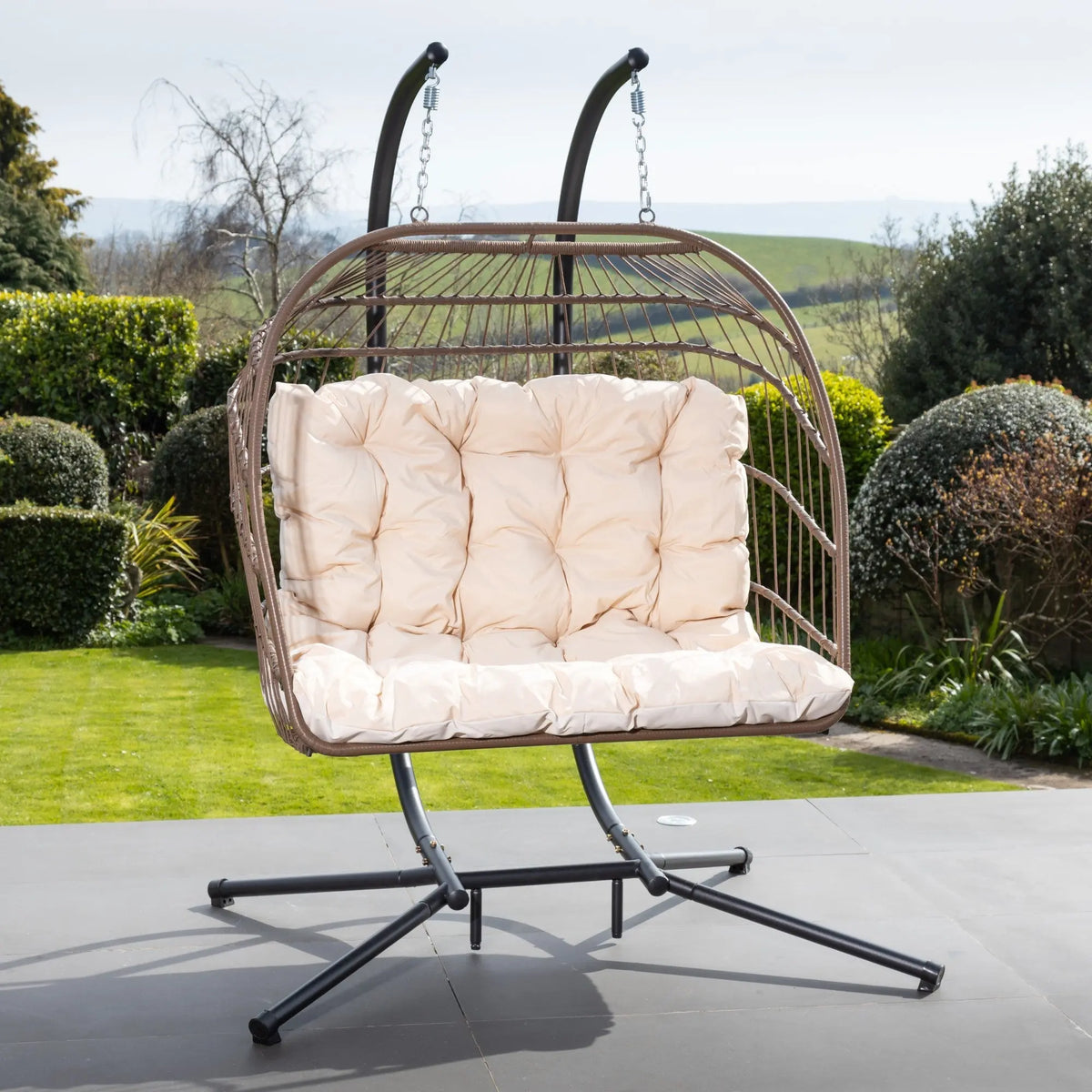 Fauteuil suspendu finition naturelle blanc crème et marron sur pied noir | Maldives My Store