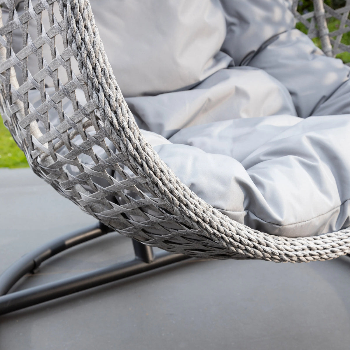 Fauteuil suspendu finition naturelle argent et gris sur pied noir | Bali My Store