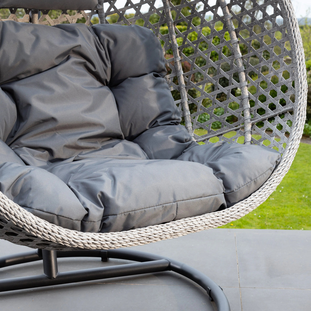 Fauteuil suspendu finition naturelle gris foncé et gris sur pied noir | Bali My Store