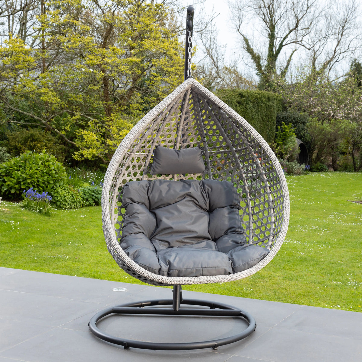 Fauteuil suspendu finition naturelle gris foncé et gris sur pied noir | Bali My Store