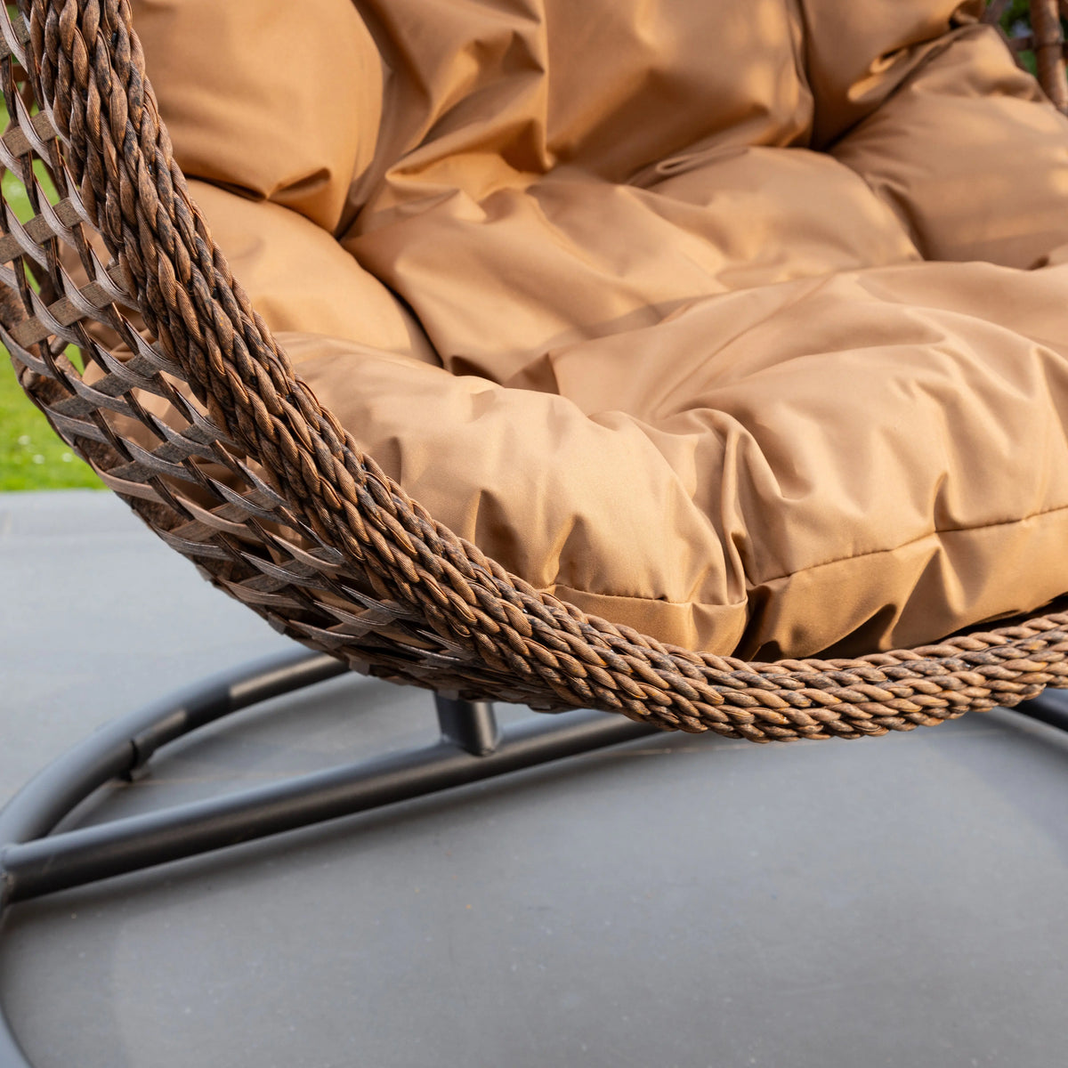Fauteuil suspendu finition naturelle marron sur pied noir | Bali My Store