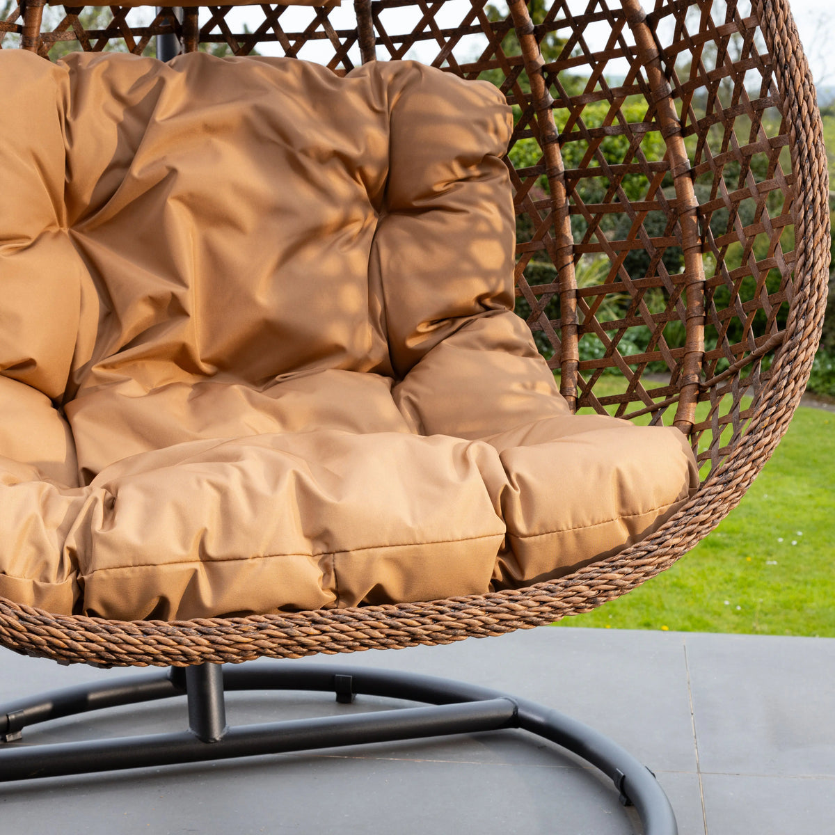 Fauteuil suspendu finition naturelle marron sur pied noir | Bali My Store