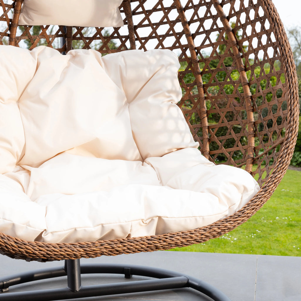Fauteuil suspendu finition naturelle blanc crème et marron sur pied noir | Bali My Store