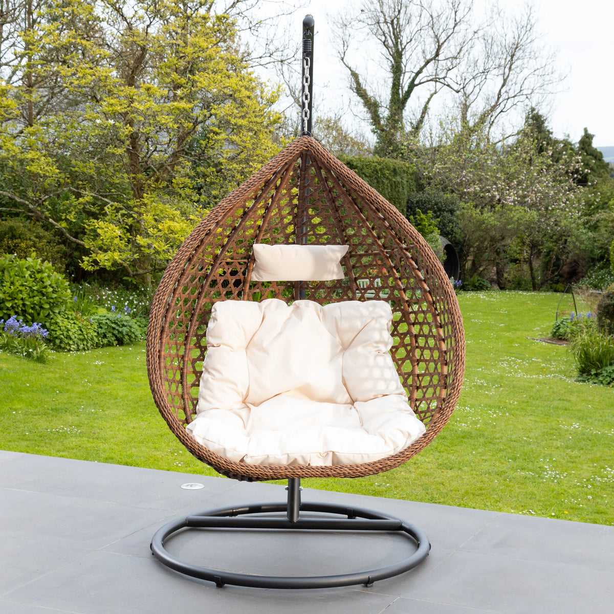 Fauteuil suspendu finition naturelle blanc crème et marron sur pied noir | Bali My Store