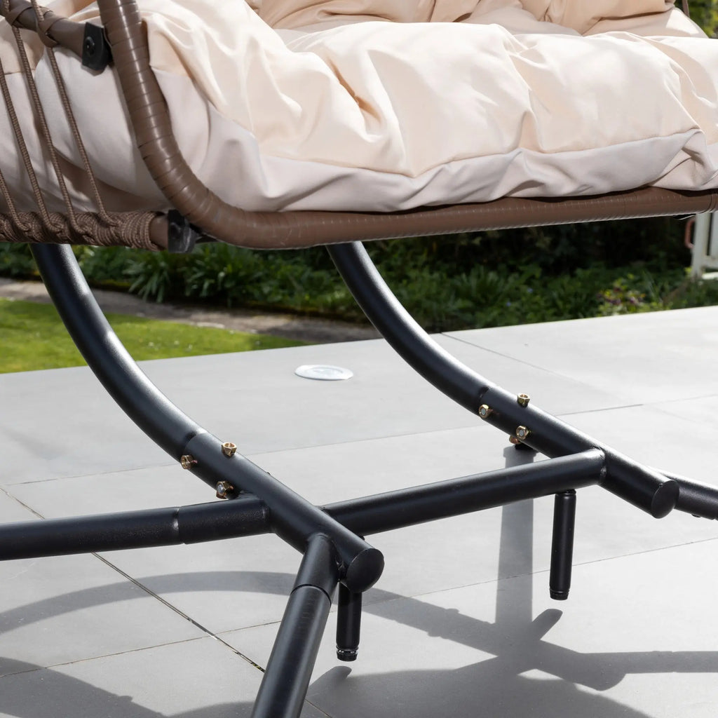 Fauteuil suspendu finition naturelle blanc crème et marron sur pied noir | Maldives My Store