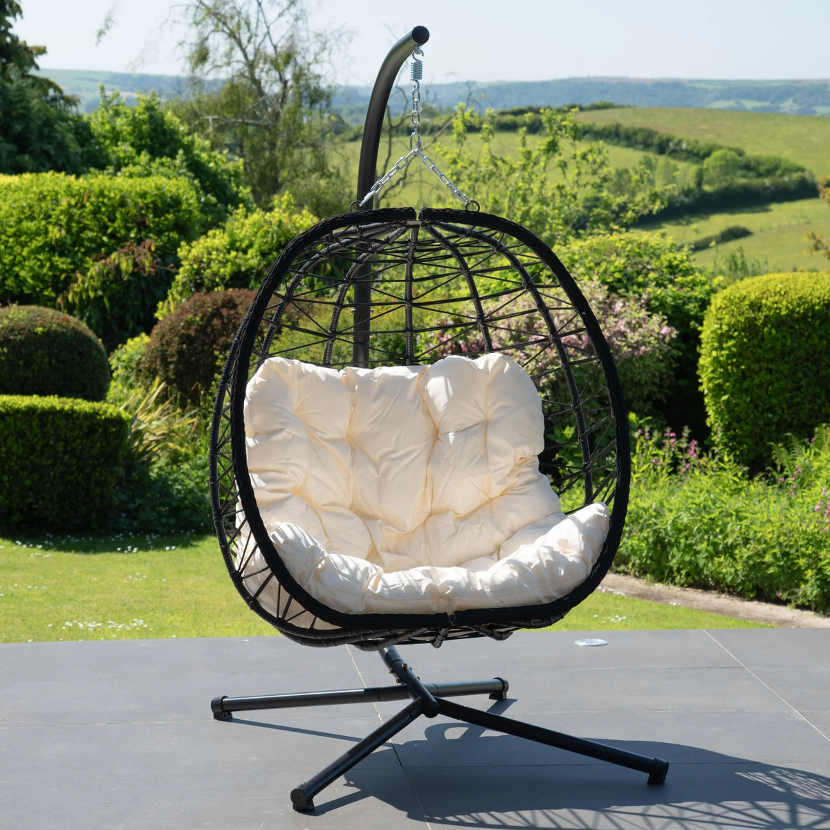 Fauteuil suspendu finition naturelle blanc et noir sur pied noir | Capri My Store