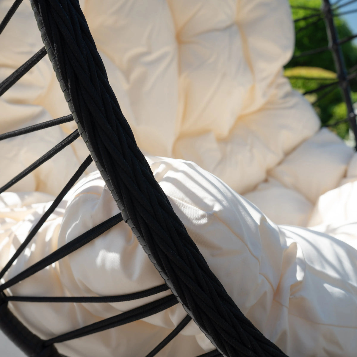 Fauteuil suspendu finition naturelle blanc et noir sur pied noir | Capri My Store