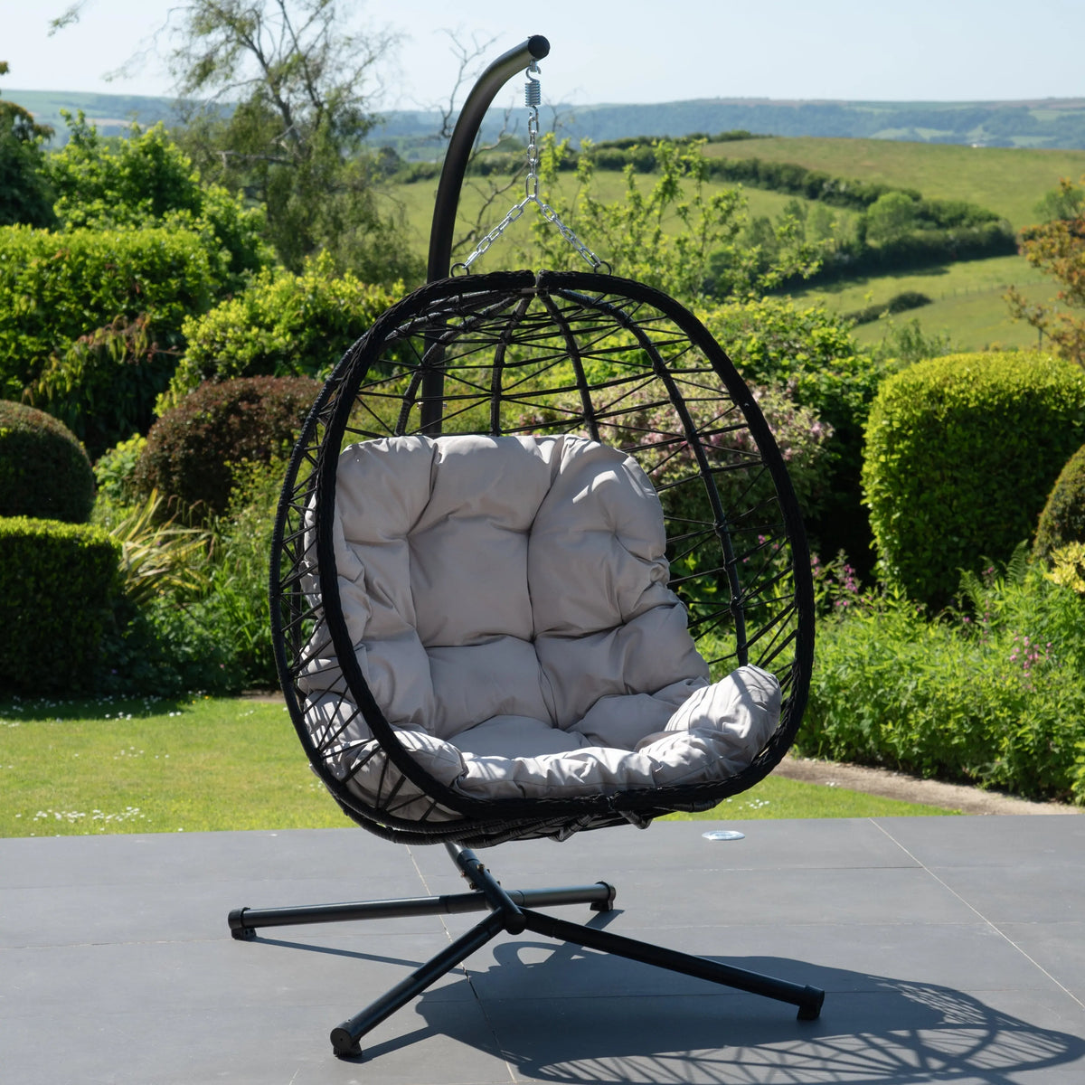 Fauteuil suspendu finition naturelle argent et noir sur pied noir | Phuket My Store
