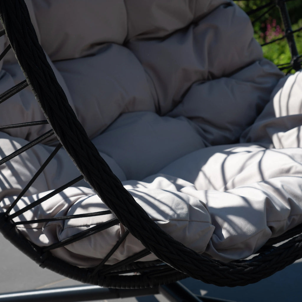 Fauteuil suspendu finition naturelle argent et noir sur pied noir | Phuket My Store