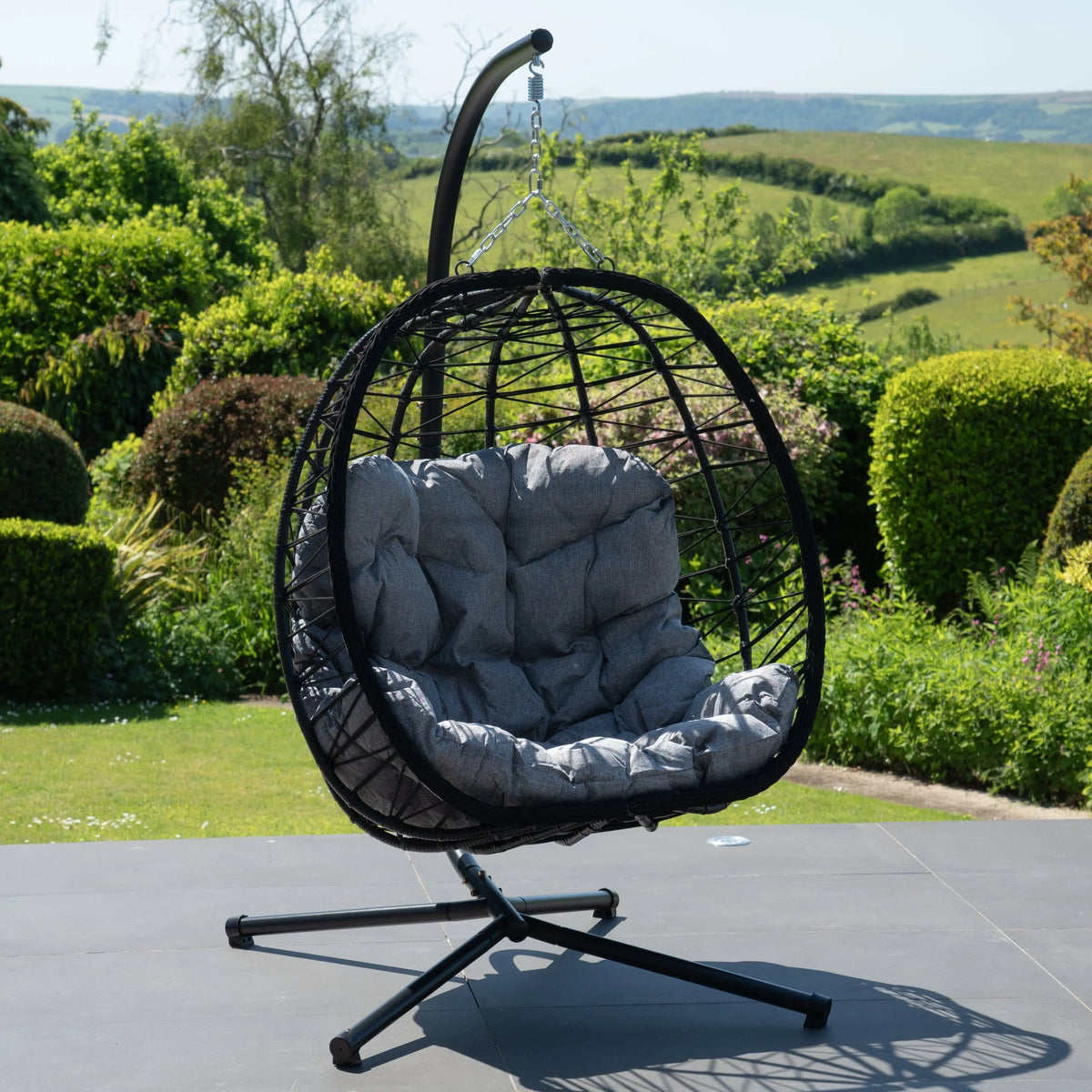 Fauteuil suspendu finition naturelle gris foncé et noir sur pied noir | Capri My Store