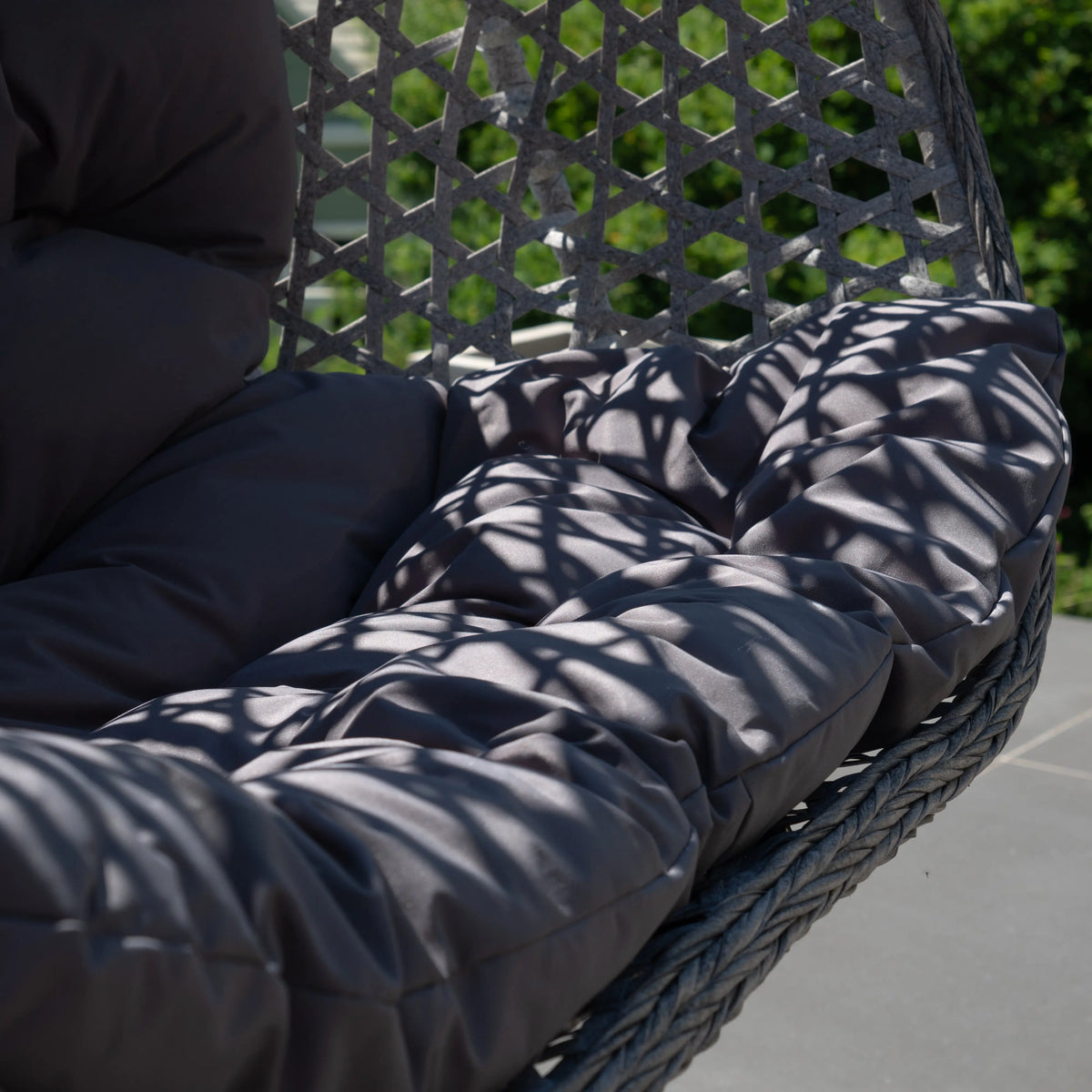 Fauteuil suspendu finition naturelle gris foncé et gris sur pied noir | Phuket My Store