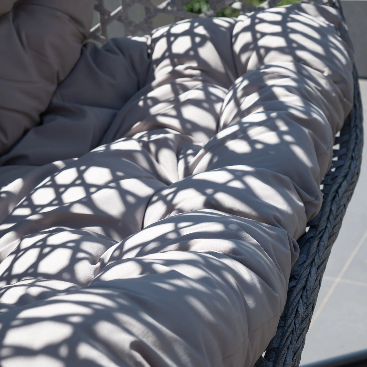 Fauteuil suspendu Phuket finition naturelle argent et gris sur pied noir | Phuket My Store