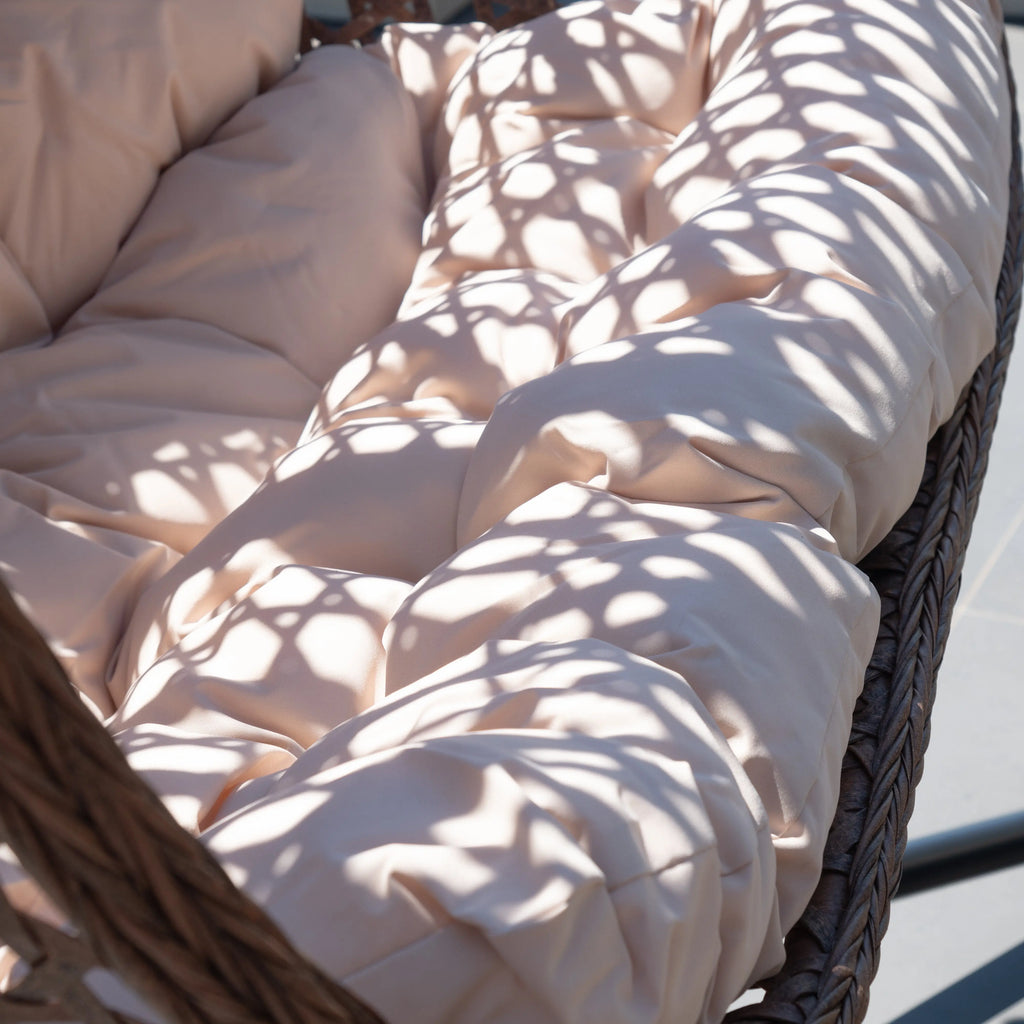 Fauteuil suspendu finition naturelle blanc crème et marron sur pied noir | Phuket My Store