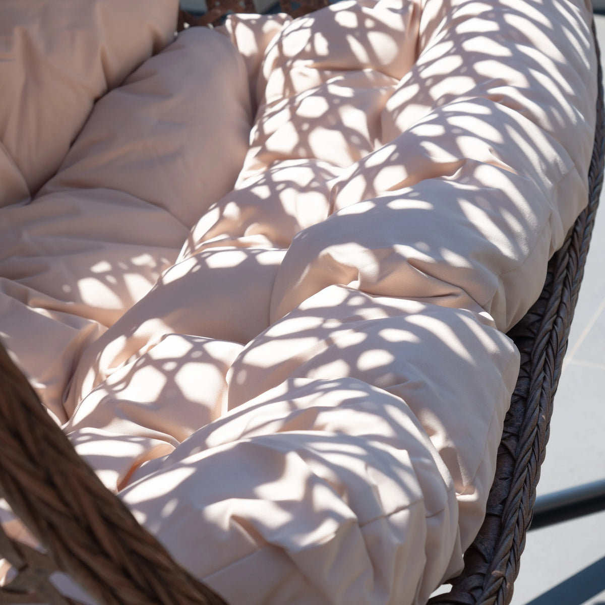 Fauteuil suspendu finition naturelle blanc crème et marron sur pied noir | Phuket My Store