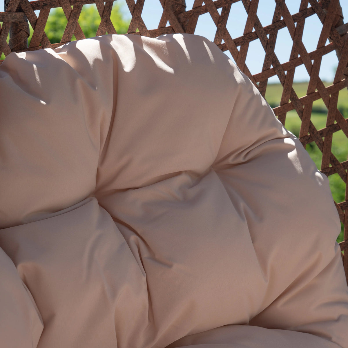 Fauteuil suspendu finition naturelle blanc crème et marron sur pied noir | Phuket My Store