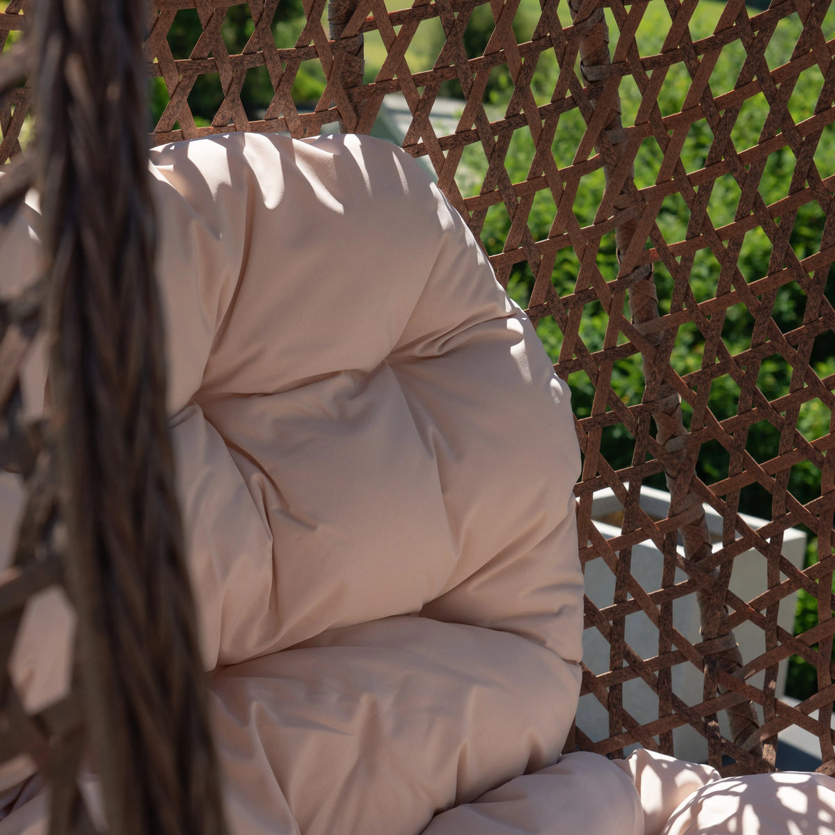 Fauteuil suspendu finition naturelle blanc crème et marron sur pied noir | Phuket My Store