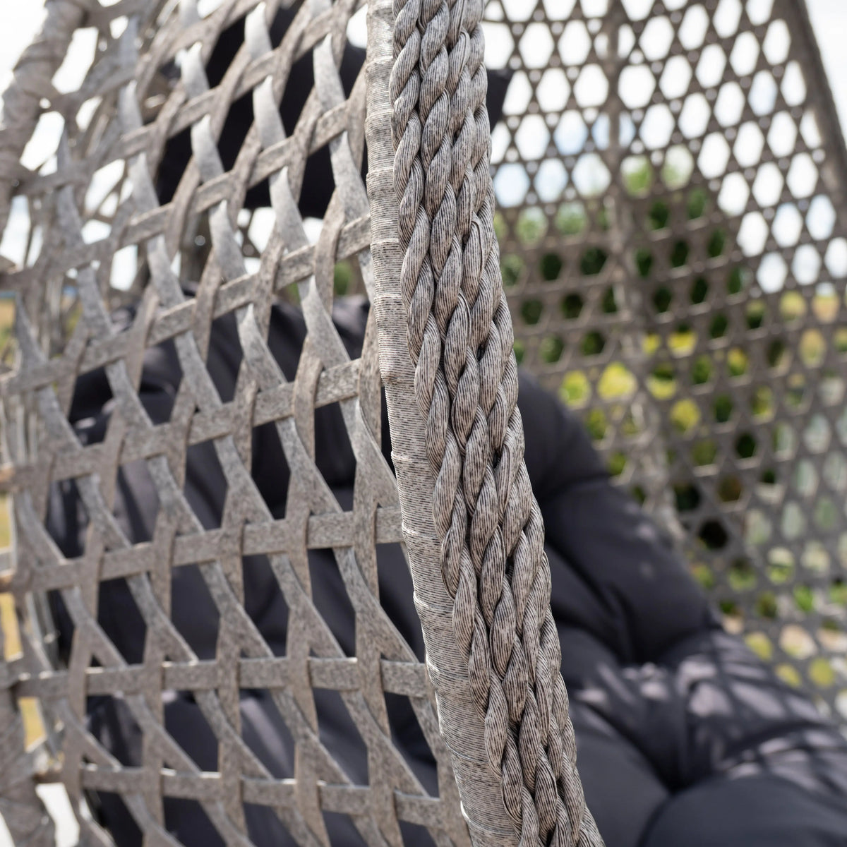 Fauteuil suspendu finition naturelle gris foncé et gris sur pied noir | Bali My Store