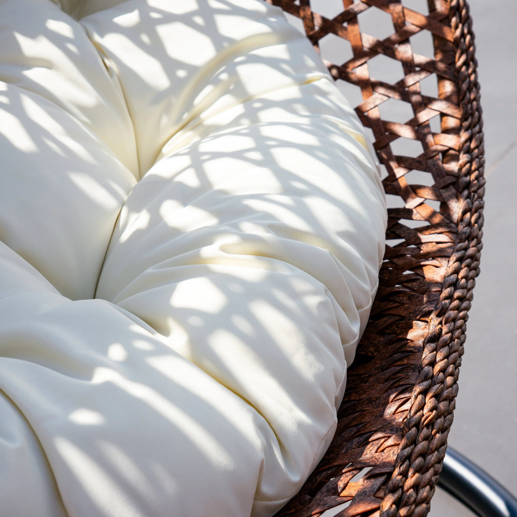 Fauteuil suspendu finition naturelle blanc crème et marron sur pied noir | Bali My Store