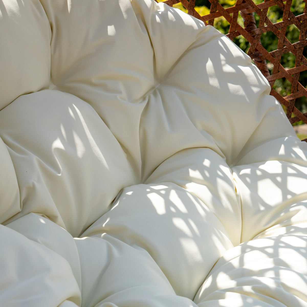 Fauteuil suspendu finition naturelle blanc crème et marron sur pied noir | Bali My Store
