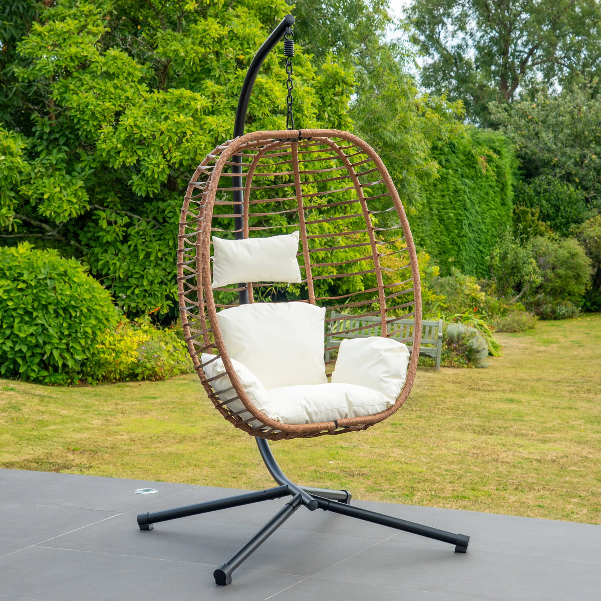 Fauteuil suspendu finition naturelle blanc crème et marron sur pied noir | Maldives My Store