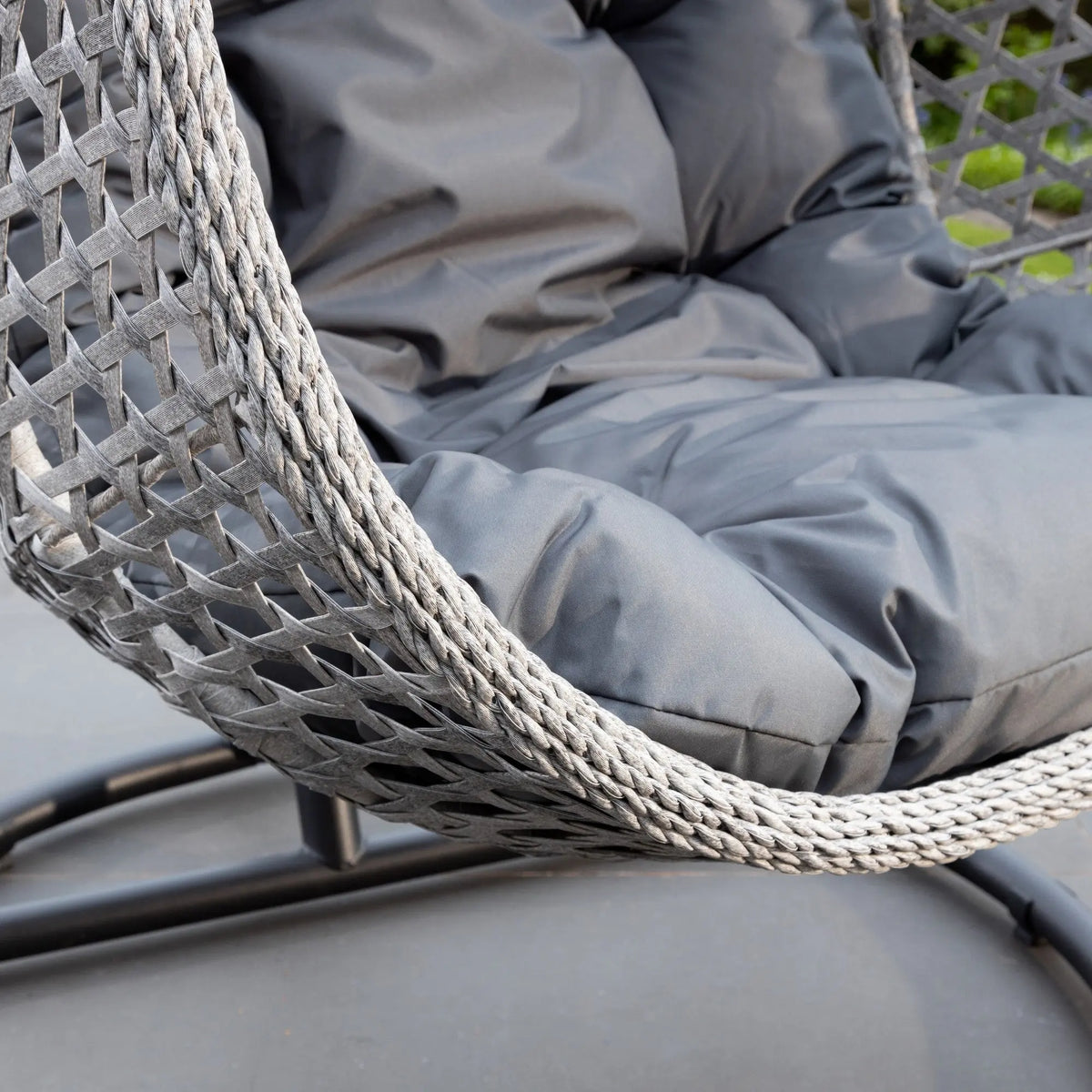 Fauteuil suspendu finition naturelle gris foncé et gris sur pied noir | Bali My Store