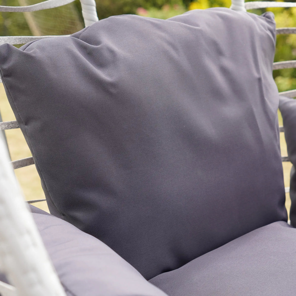 Fauteuil suspendu finition naturelle gris foncé et gris sur pied noir | Maldives My Store