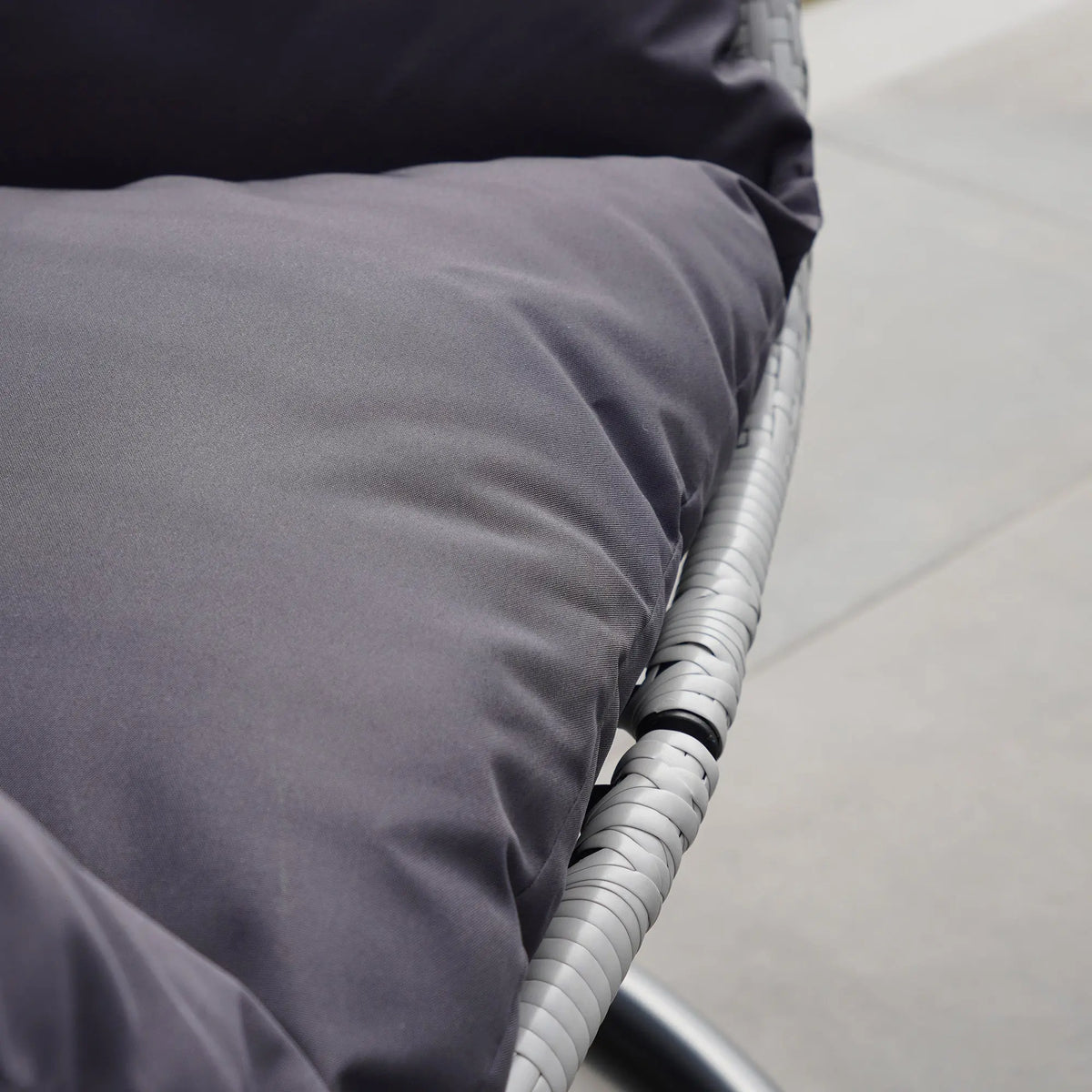 Fauteuil suspendu finition naturelle gris foncé et gris sur pied noir | Maldives My Store